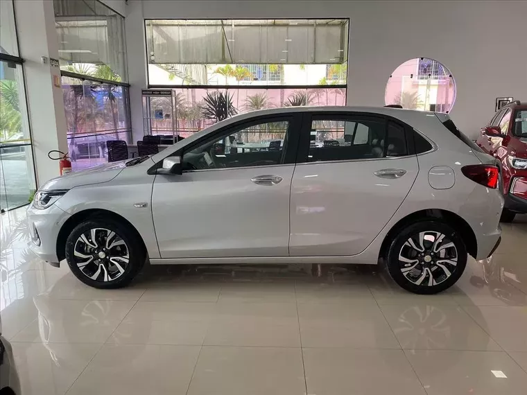 Chevrolet Onix Prata 3