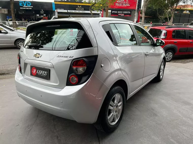 Chevrolet Sonic Prata 4