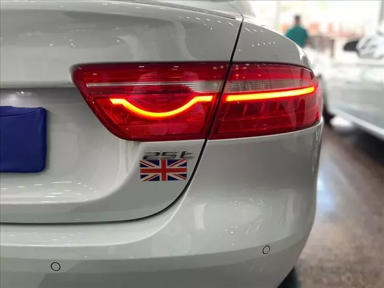 Jaguar XE Branco 9