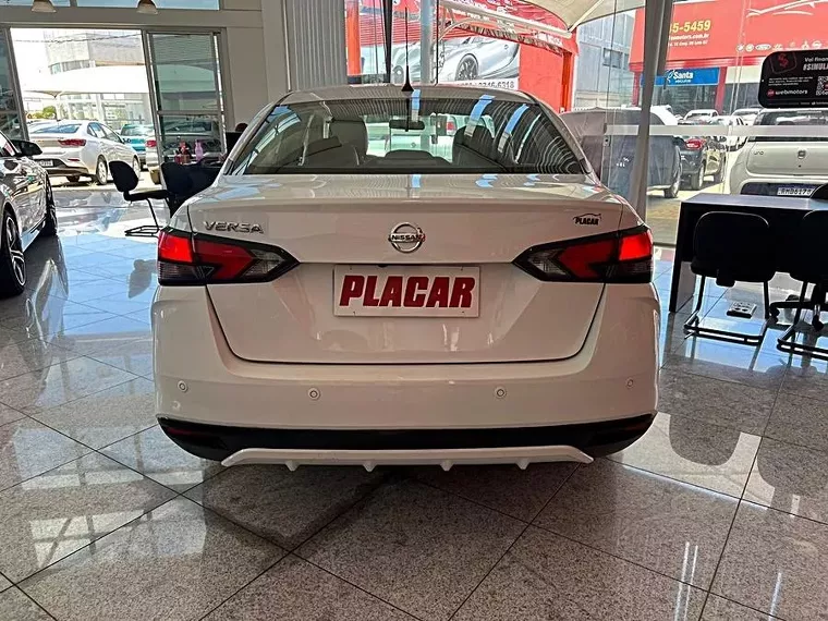 Nissan Versa Branco 18