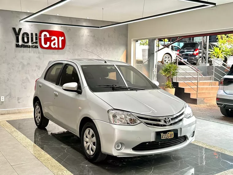 Toyota Etios Prata 2