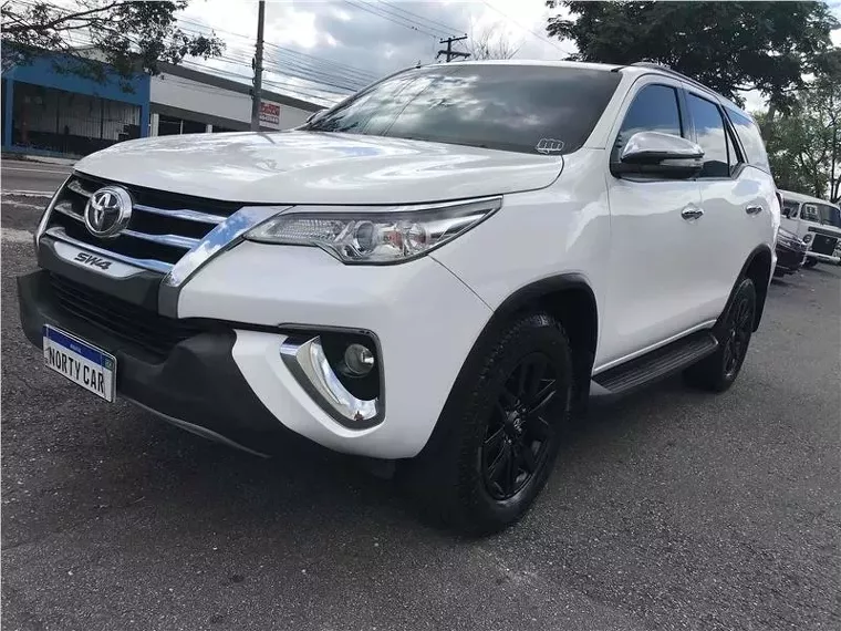 Toyota Hilux SW4 Branco 21