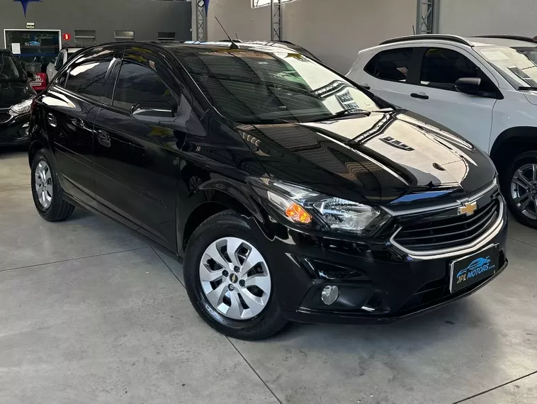 Chevrolet Onix Preto 6