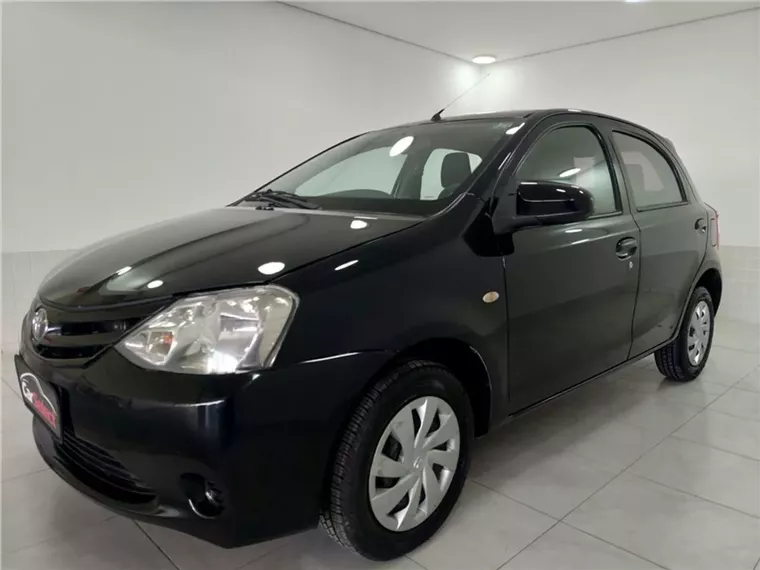 Toyota Etios Preto 6