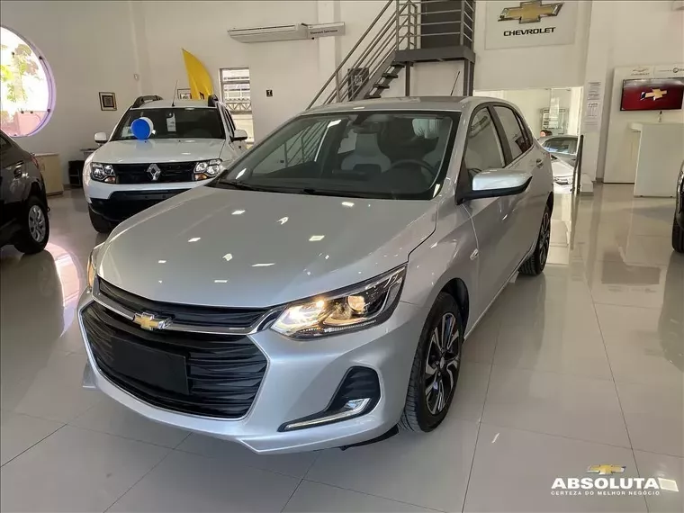 Chevrolet Onix Prata 1