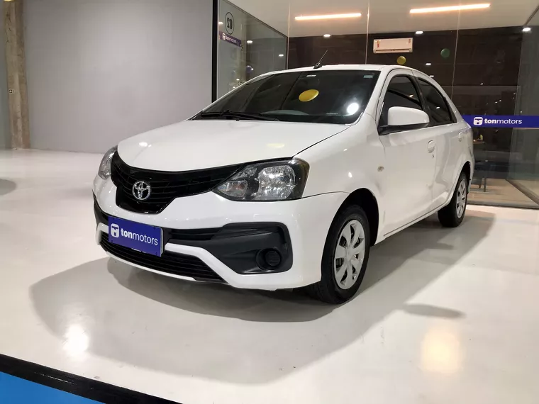 Toyota Etios Branco 7