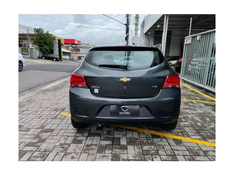 Chevrolet Onix Cinza 8