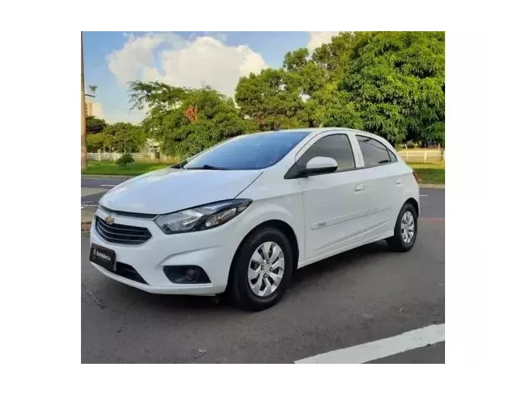 Chevrolet Onix Branco 1