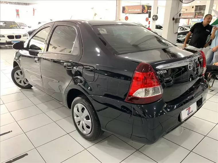 Toyota Etios Preto 11