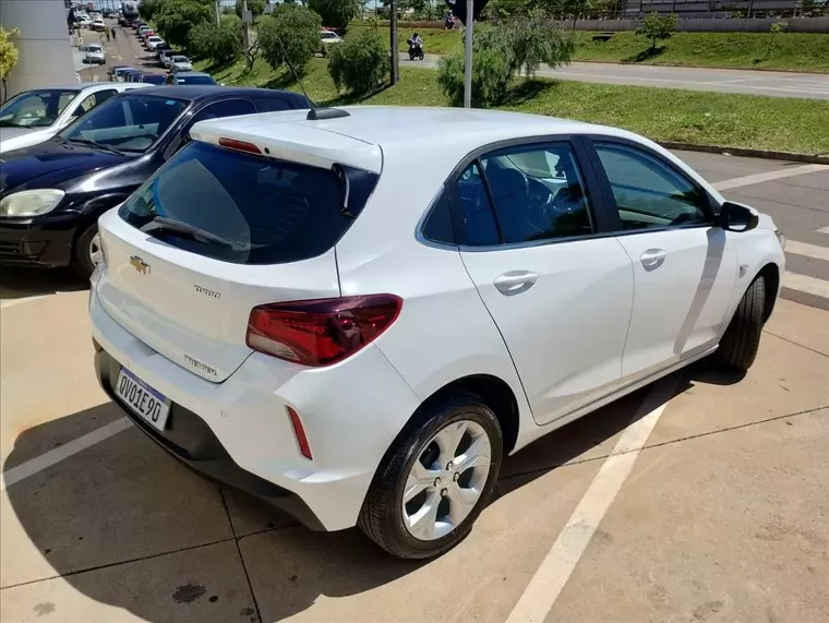 Chevrolet Onix Branco 12