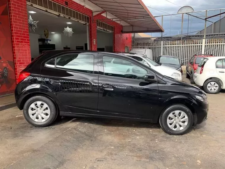 Chevrolet Onix Preto 16