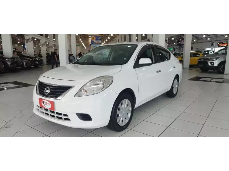 Nissan Versa Branco 11