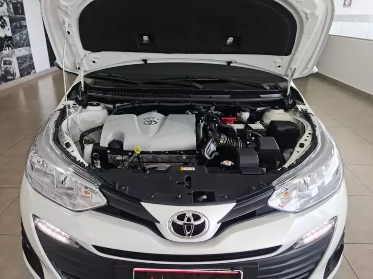 Toyota Yaris Branco 16