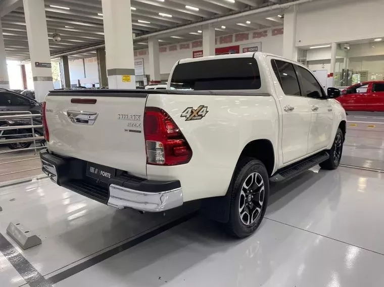 Toyota Hilux Branco 4