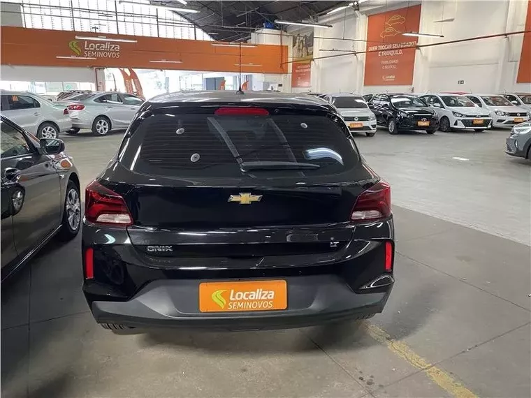 Chevrolet Onix Preto 3