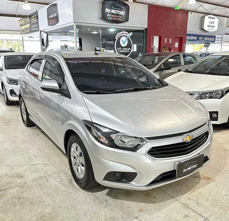 Chevrolet Onix Prata 6