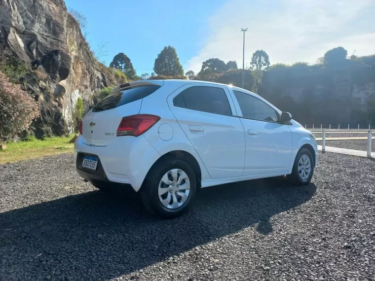 Chevrolet Onix Branco 2