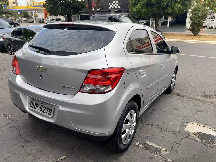 Chevrolet Onix Prata 13