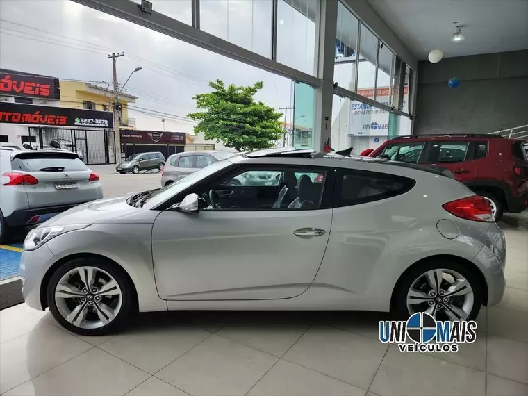 Hyundai Veloster Prata 2