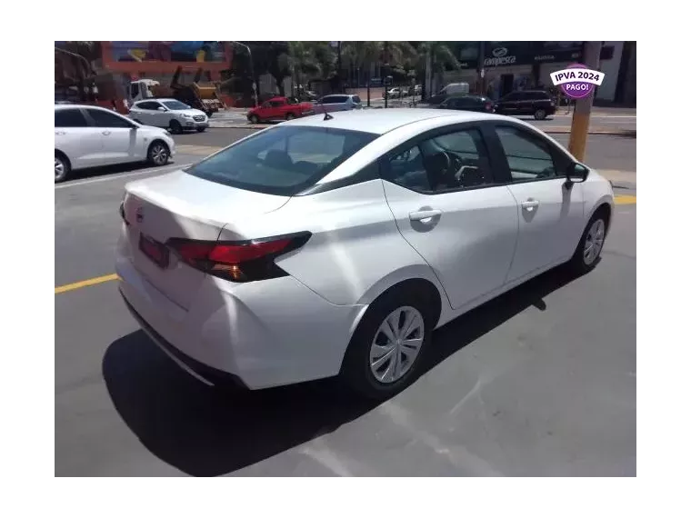 Nissan Versa Branco 8