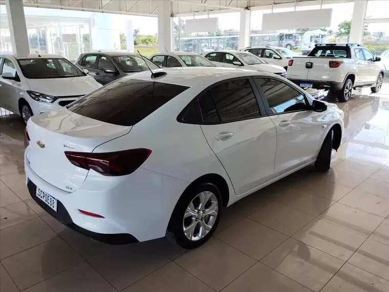 Chevrolet Onix Branco 8