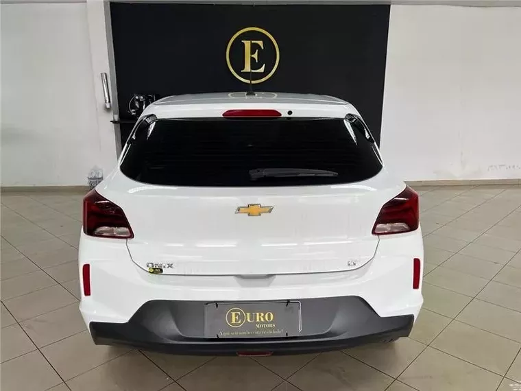 Chevrolet Onix Branco 15