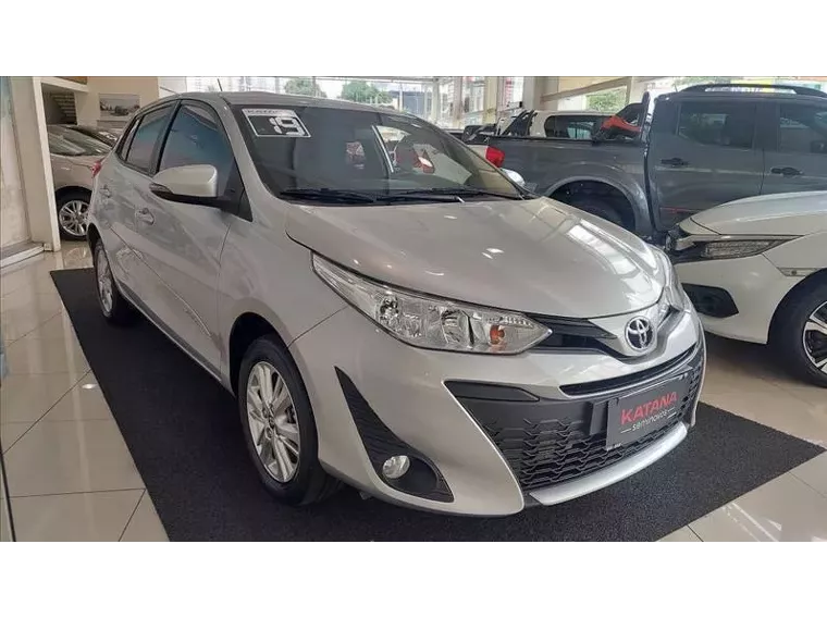 Toyota Yaris Prata 9