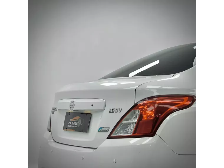 Nissan Versa Branco 10