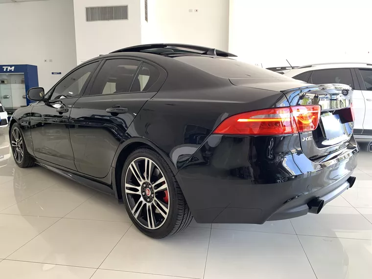 Jaguar XE Preto 3