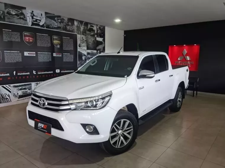 Toyota Hilux Branco 12