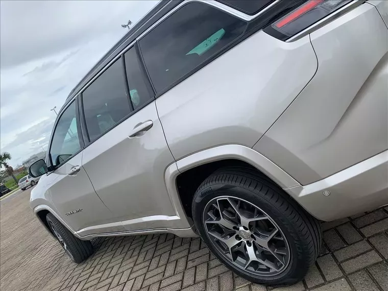 Jeep Commander Dourado 18