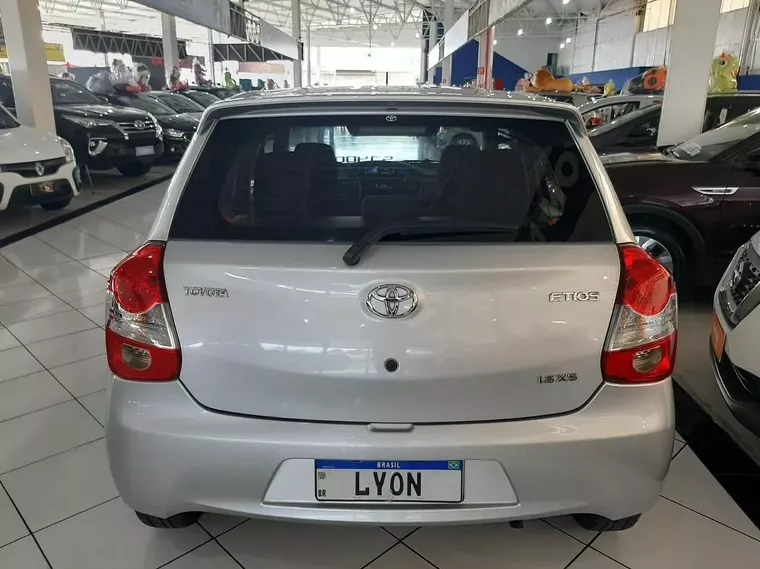 Toyota Etios Prata 10