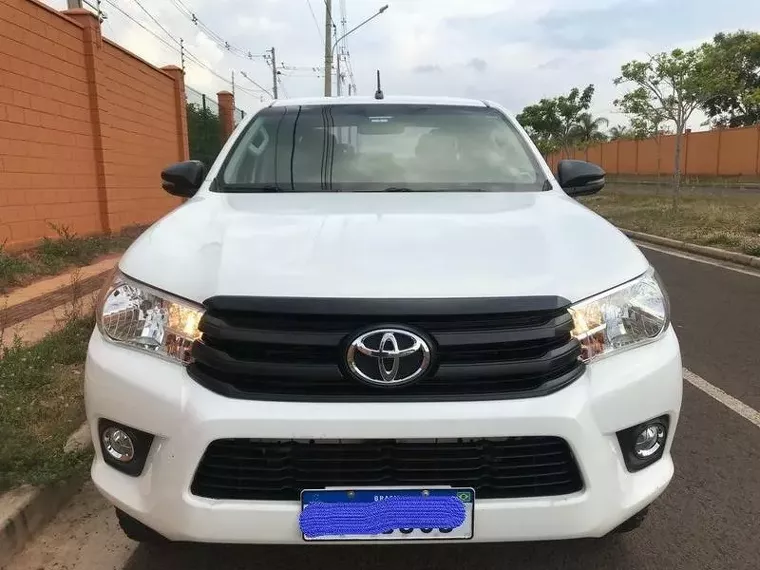 Toyota Hilux Branco 4