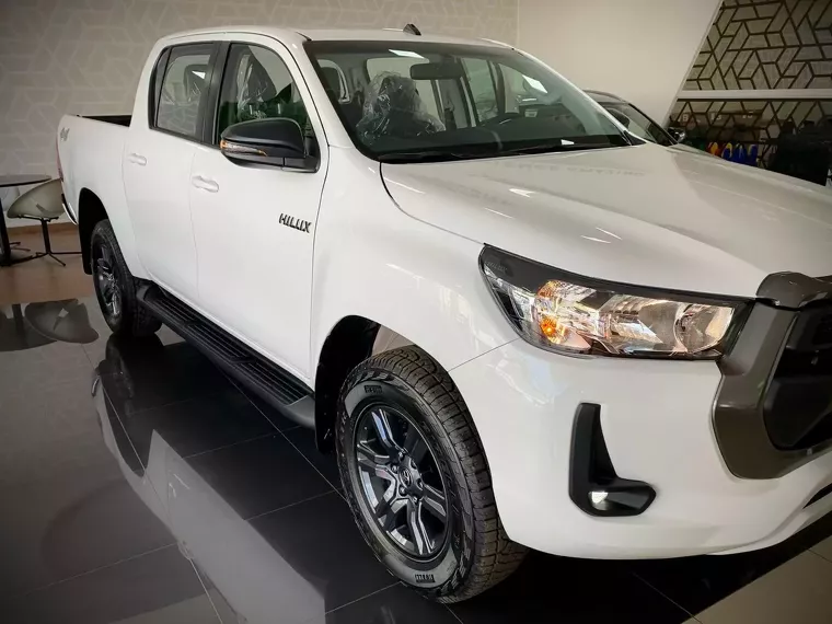 Toyota Hilux Branco 13