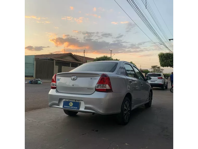 Toyota Etios Prata 6