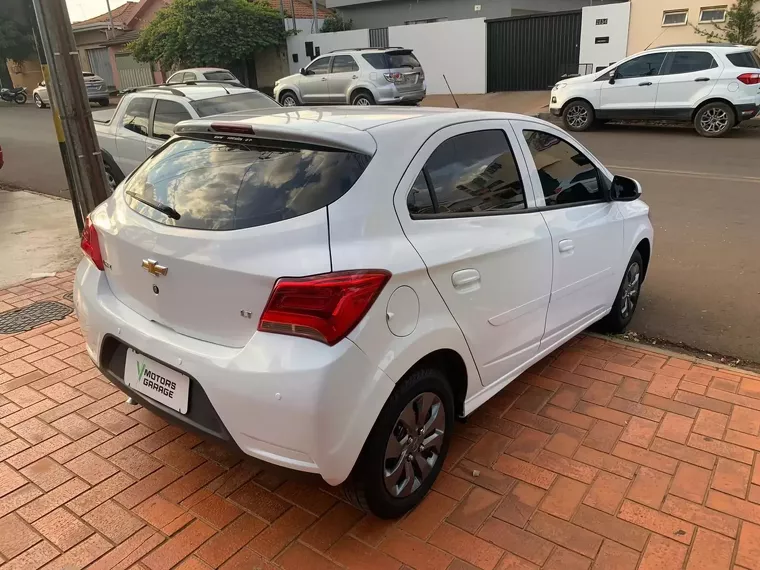 Chevrolet Onix Branco 6