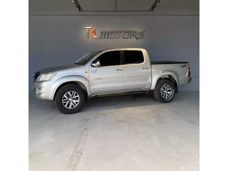 Toyota Hilux Prata 4