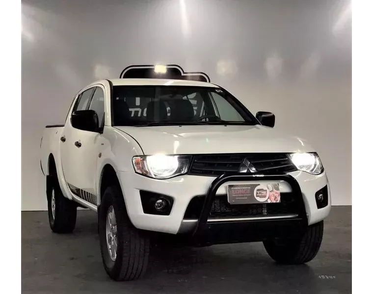 Mitsubishi L200 Triton Branco 11