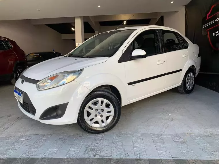 Ford Fiesta Branco 4