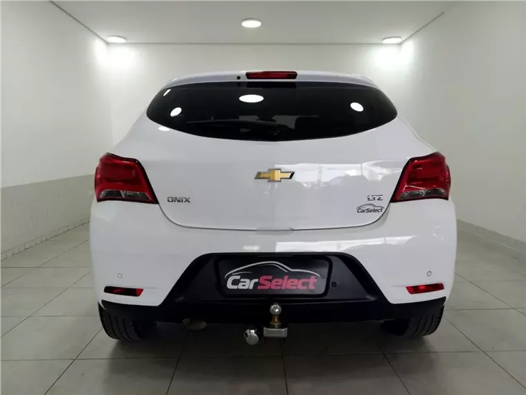 Chevrolet Onix Branco 2