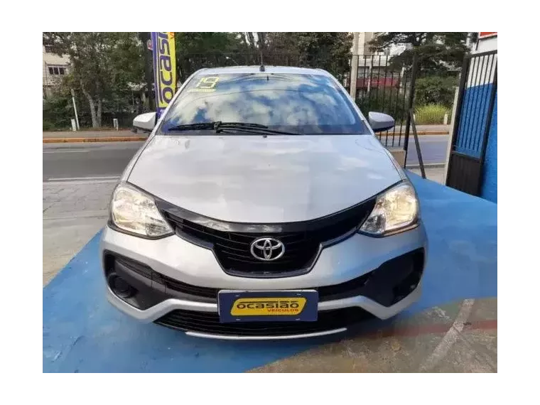 Toyota Etios Prata 7