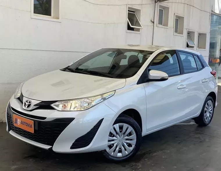 Toyota Yaris Branco 1