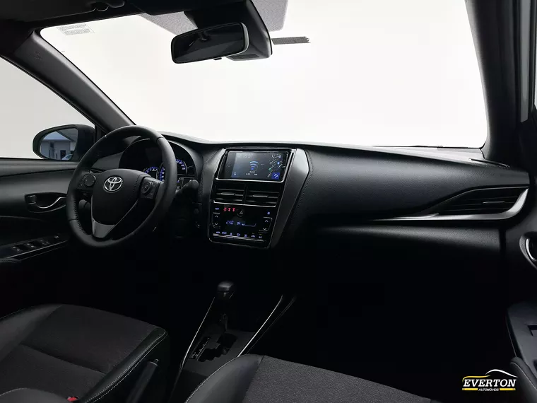 Toyota Yaris Branco 19