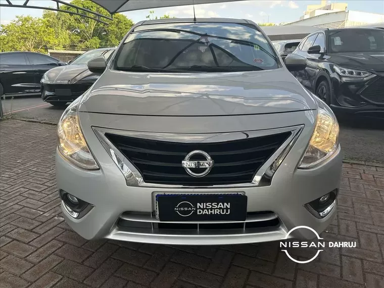 Nissan Versa Prata 9