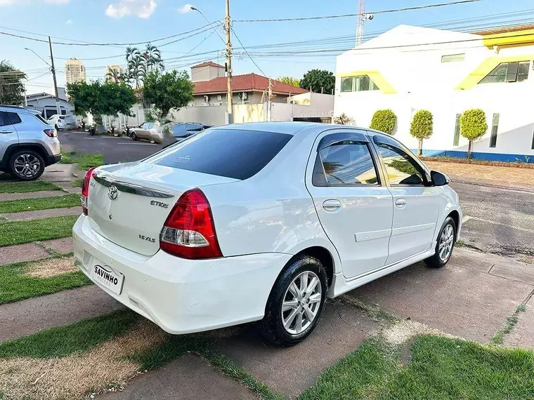 Toyota Etios Branco 16
