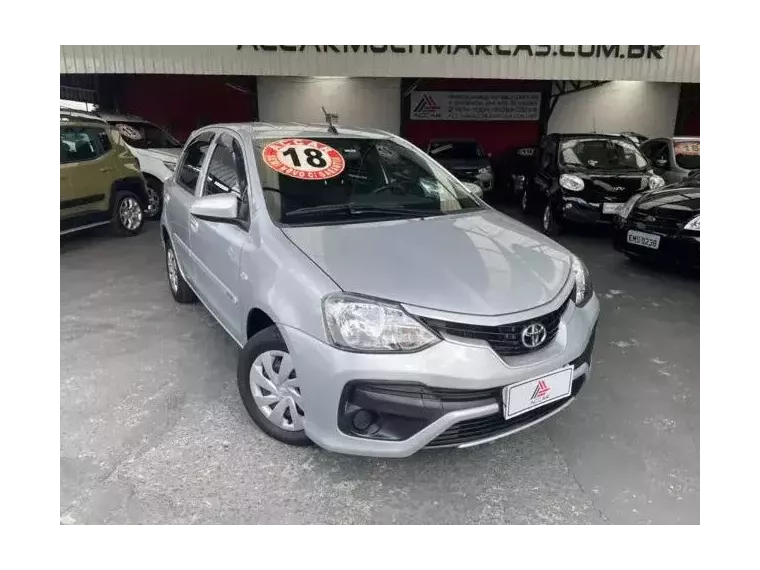 Toyota Etios Prata 6