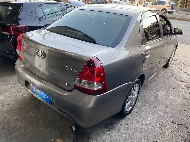 Toyota Etios Cinza 2