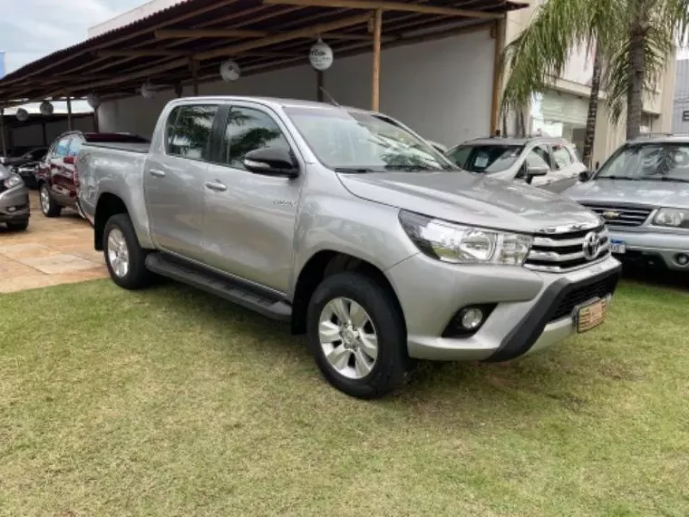 Toyota Hilux Prata 4