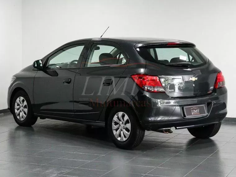 Chevrolet Onix Cinza 2