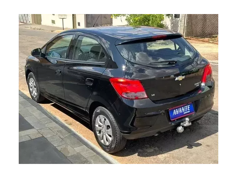 Chevrolet Onix Preto 10